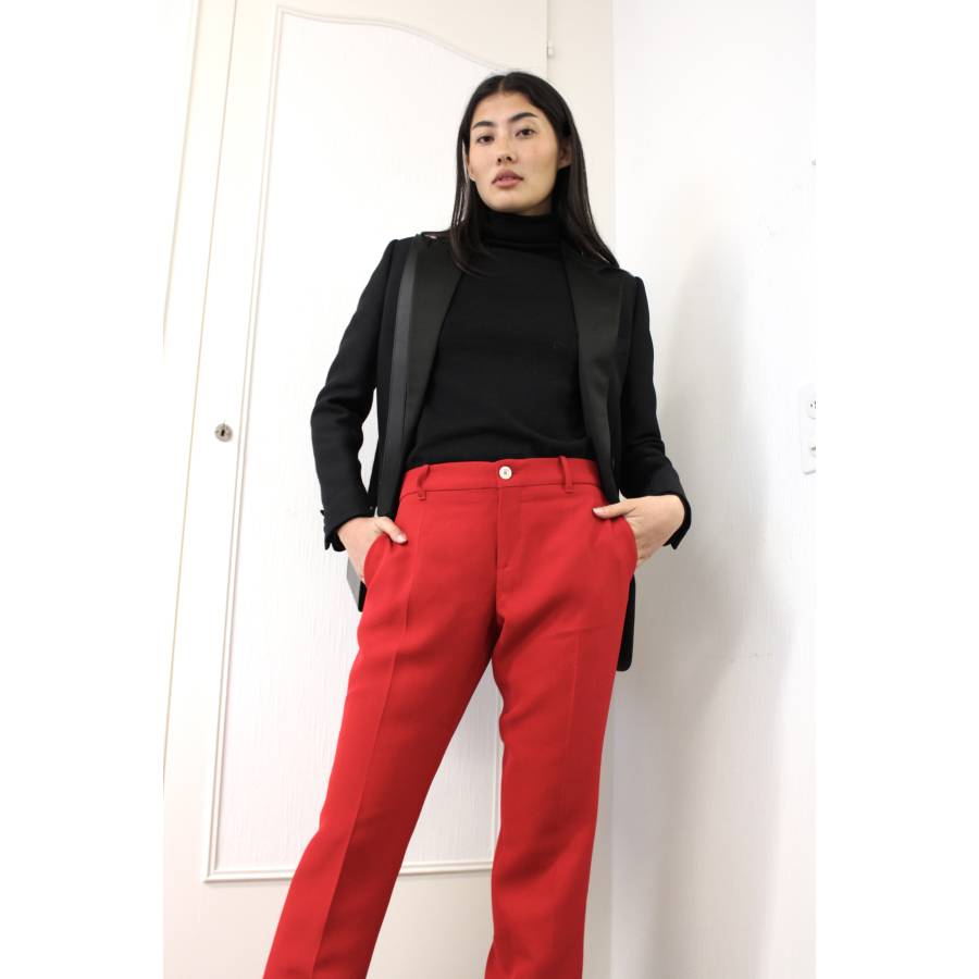 Red pegged pants