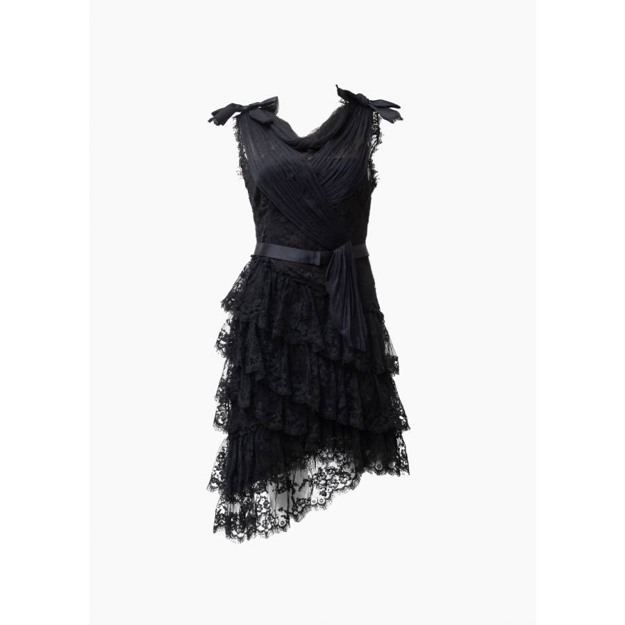 Robe noire avec dentelle et nœuds