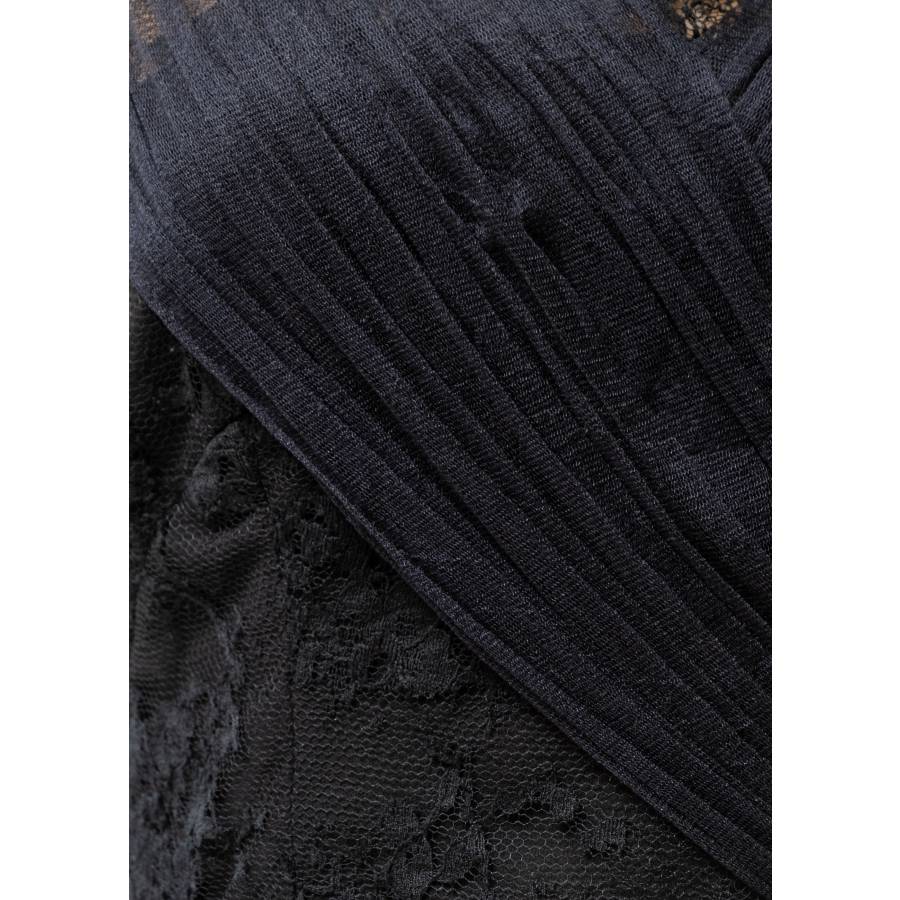 Robe noire avec dentelle et nœuds