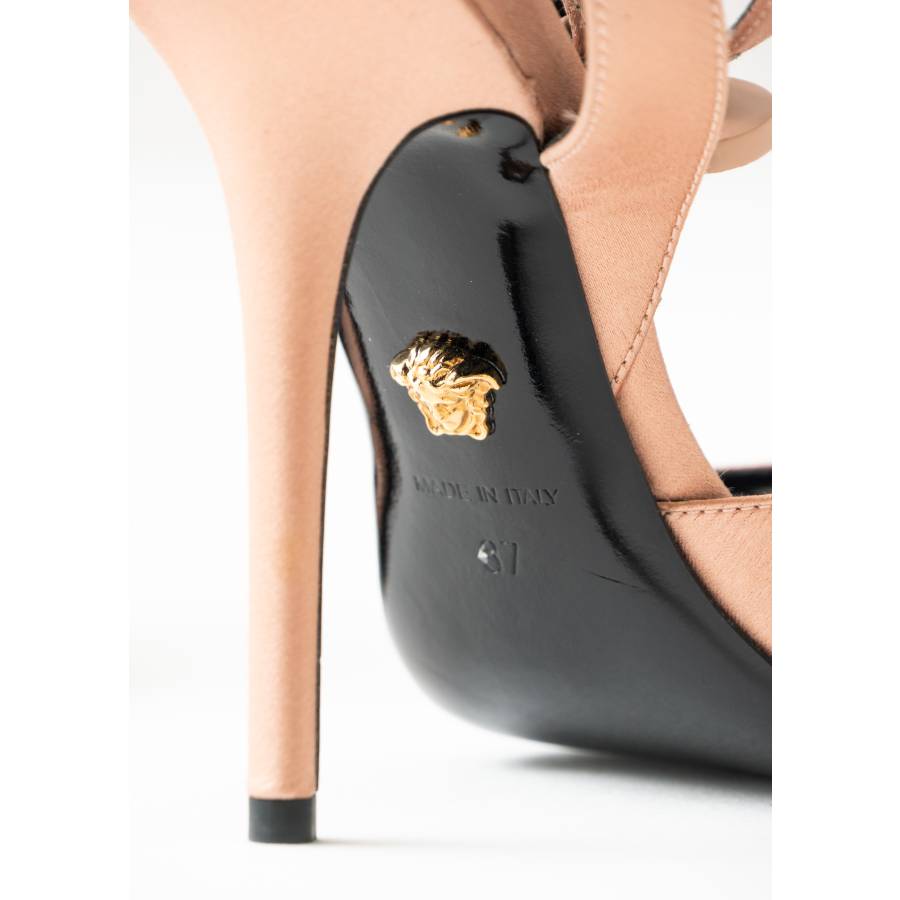 Sandales à talon en satin saumon