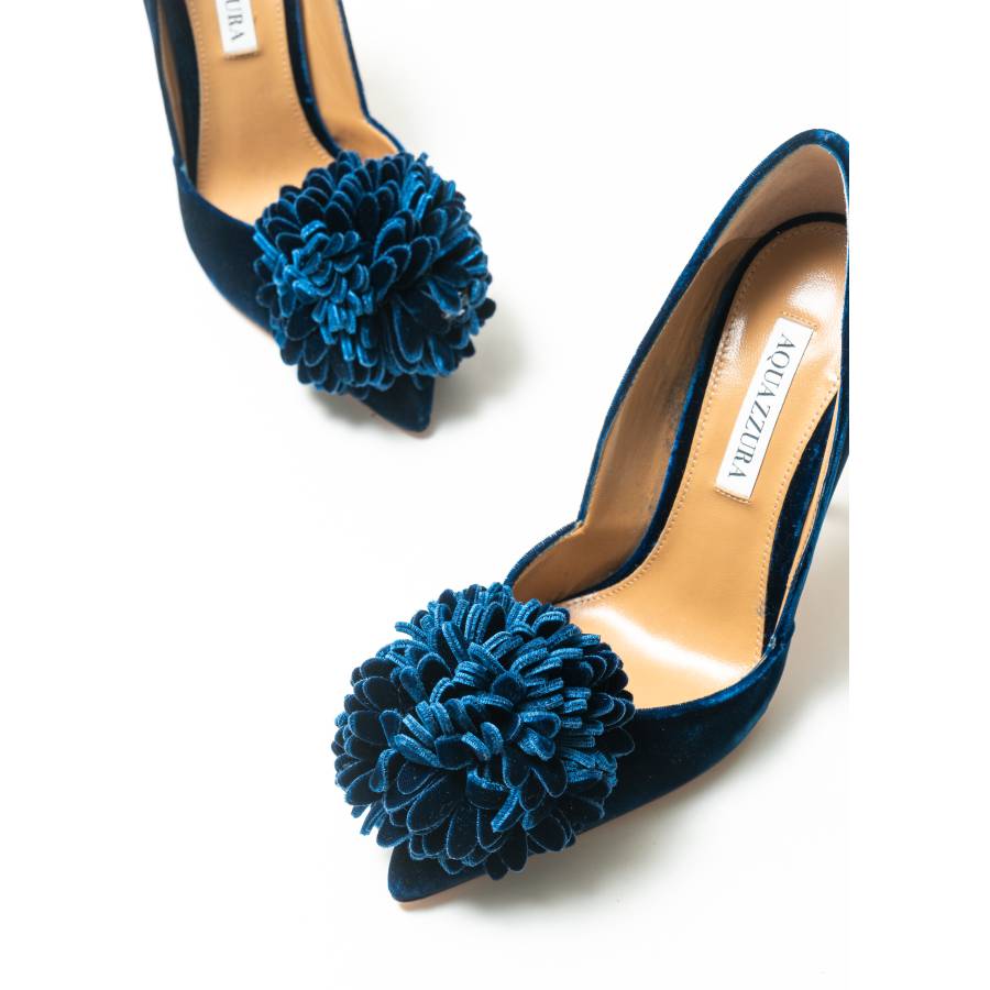 Escarpins en velours avec pompons floraux
