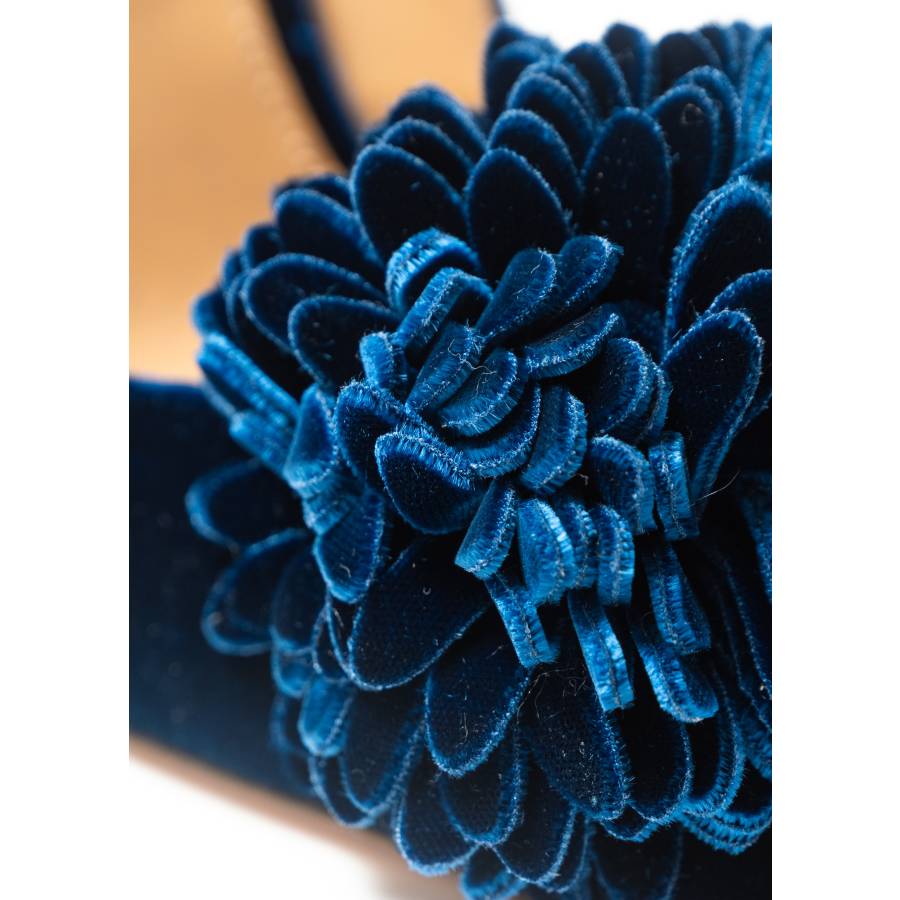 Escarpins en velours avec pompons floraux