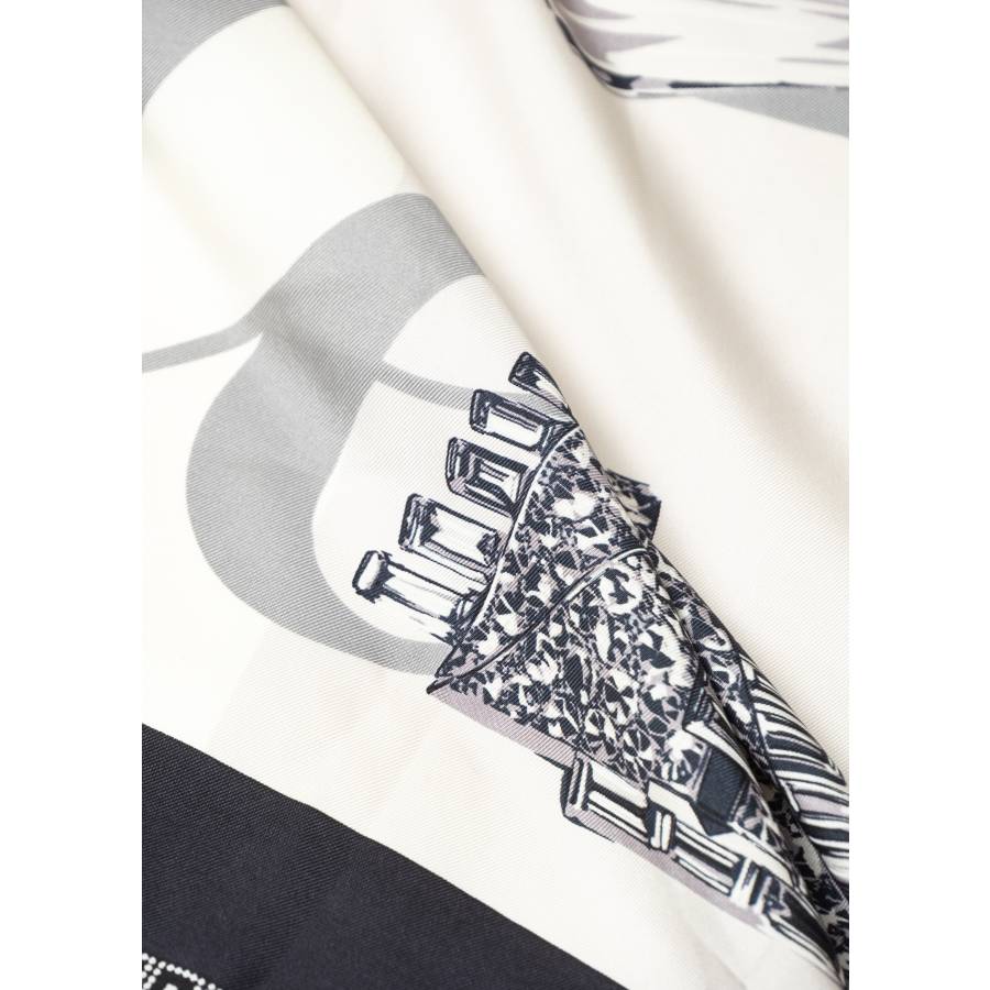 Carré de soie motif de bijoux de haute joaillerie