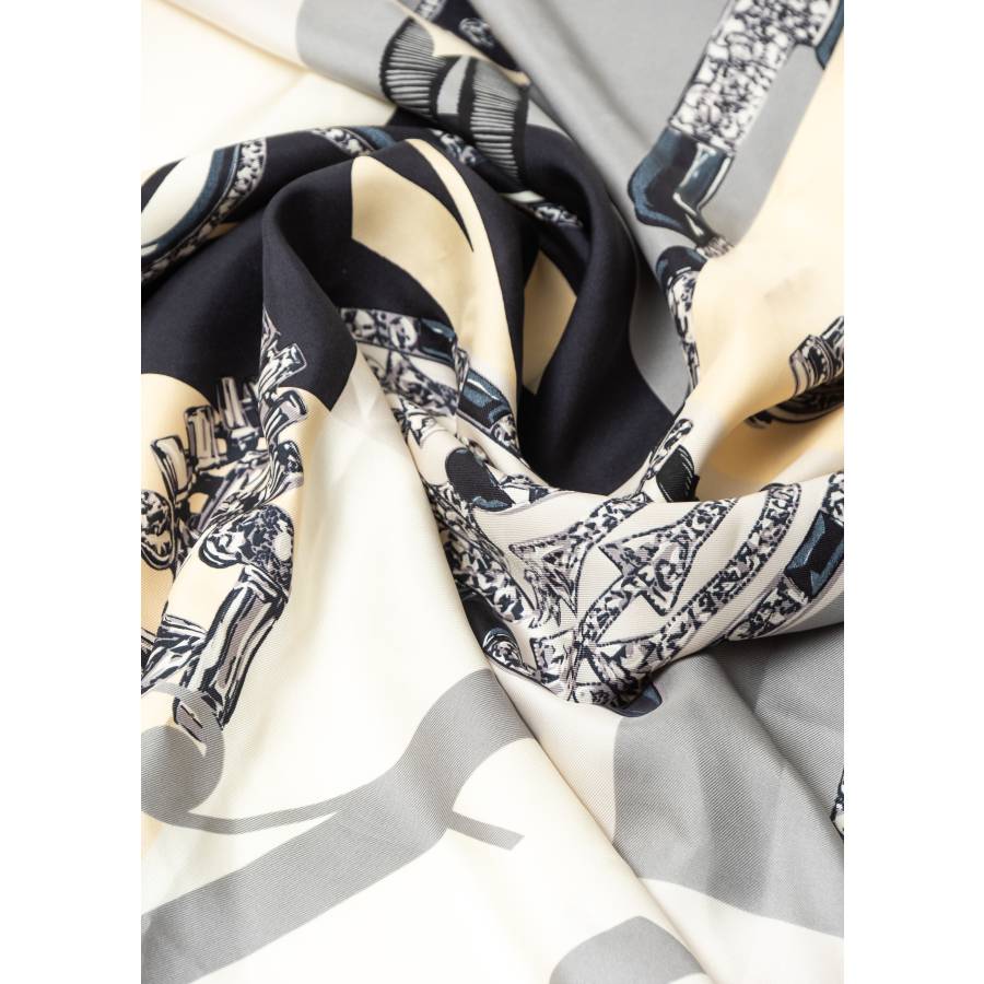 Carré de soie motif de bijoux de haute joaillerie