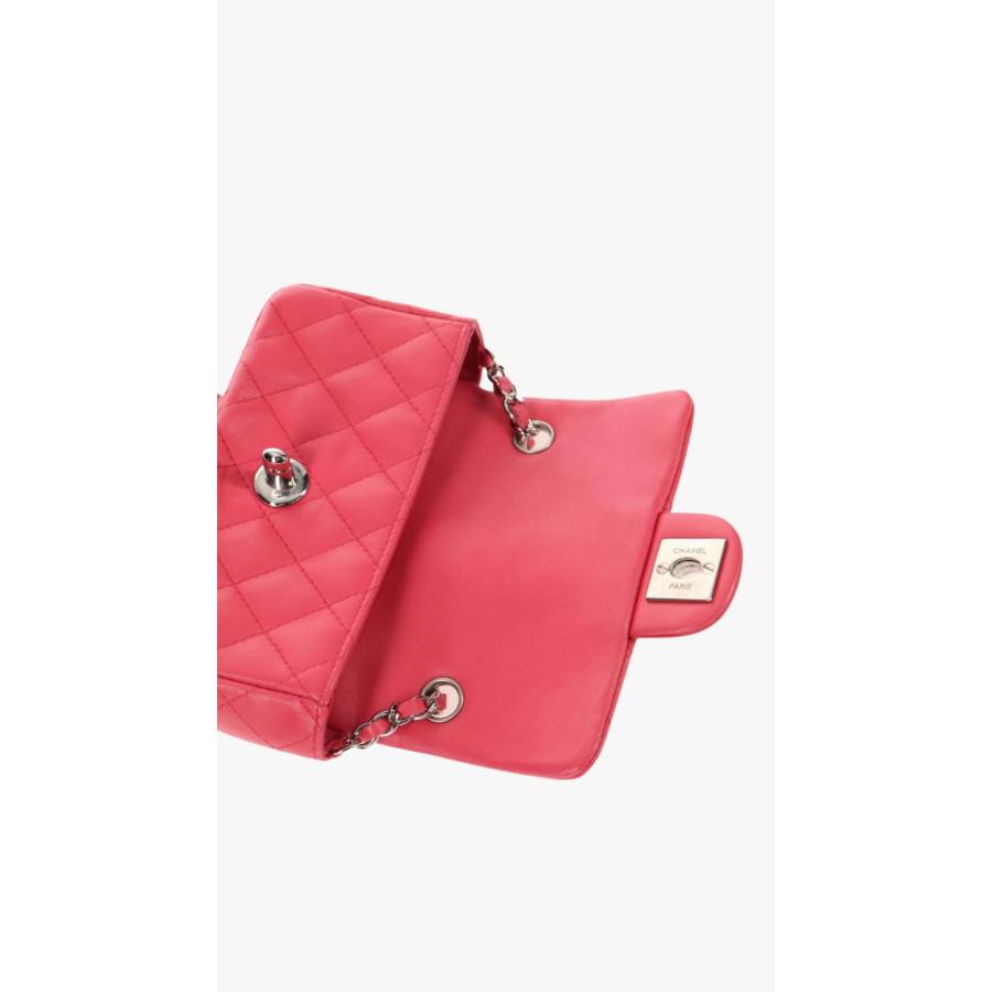 Klassische Tasche mit einfachem Überschlag