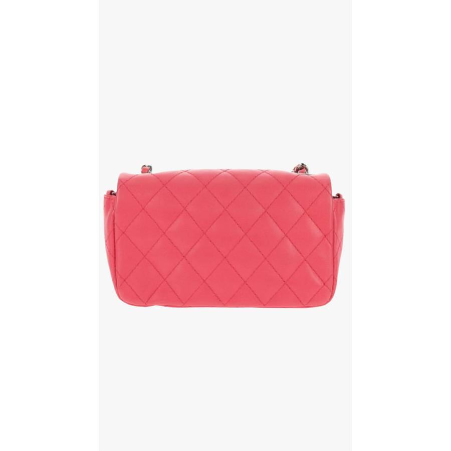 Klassische Tasche mit einfachem Überschlag