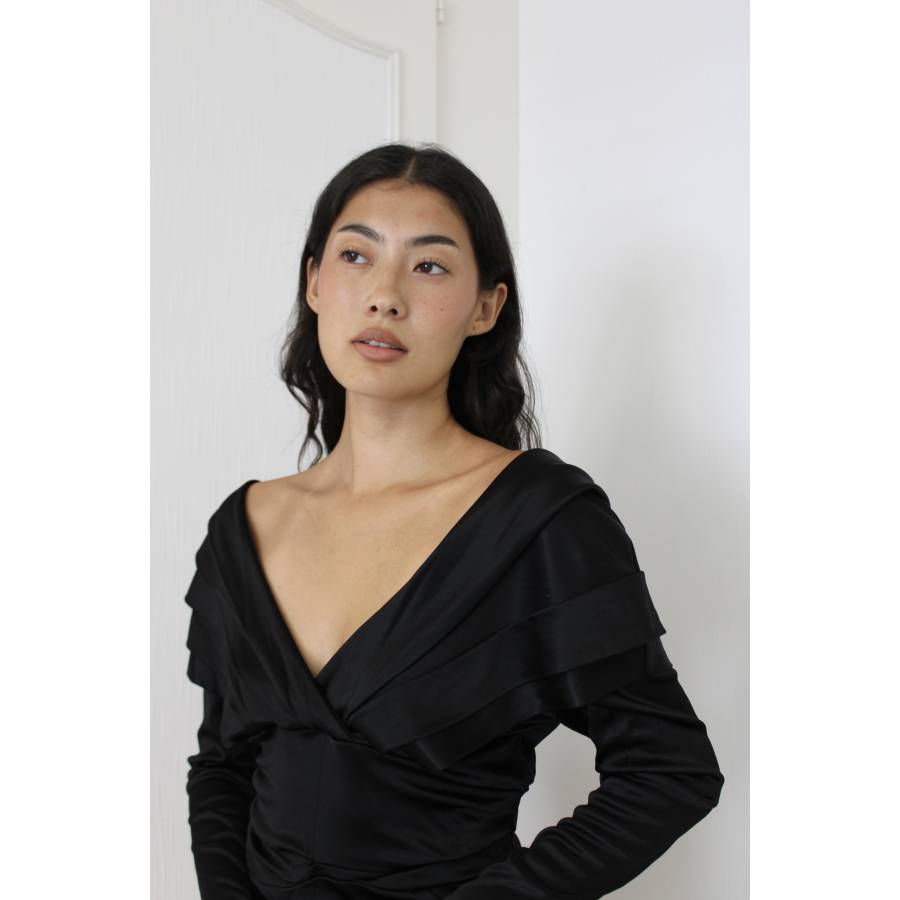 Haut noir en viscose satinée