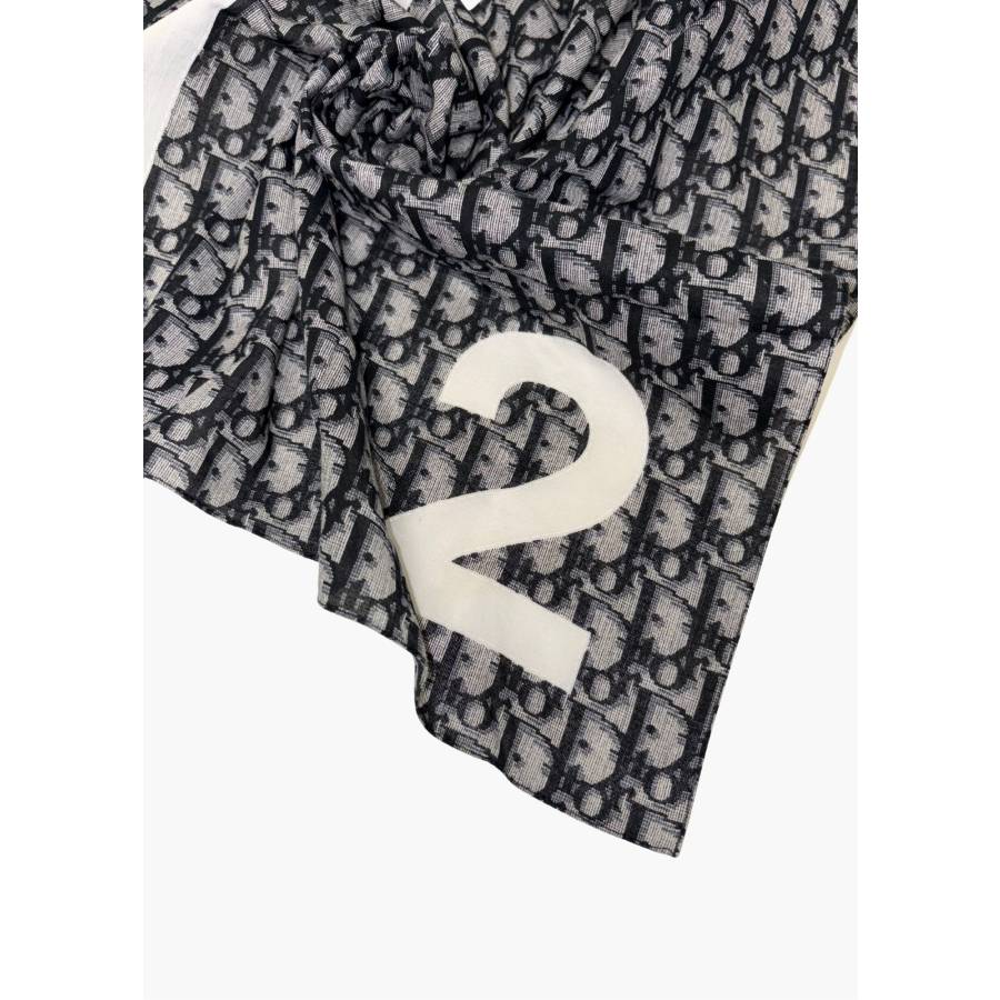 Carré oblique bleu marine et blanc