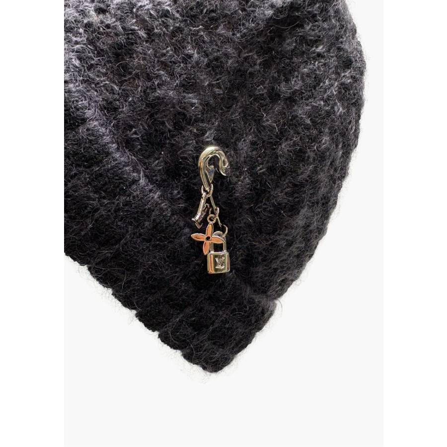 Bonnet gris en laine avec broche