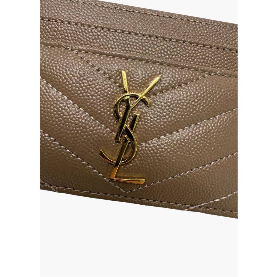 Porte carte en cuir beige avec bijouterie dorée