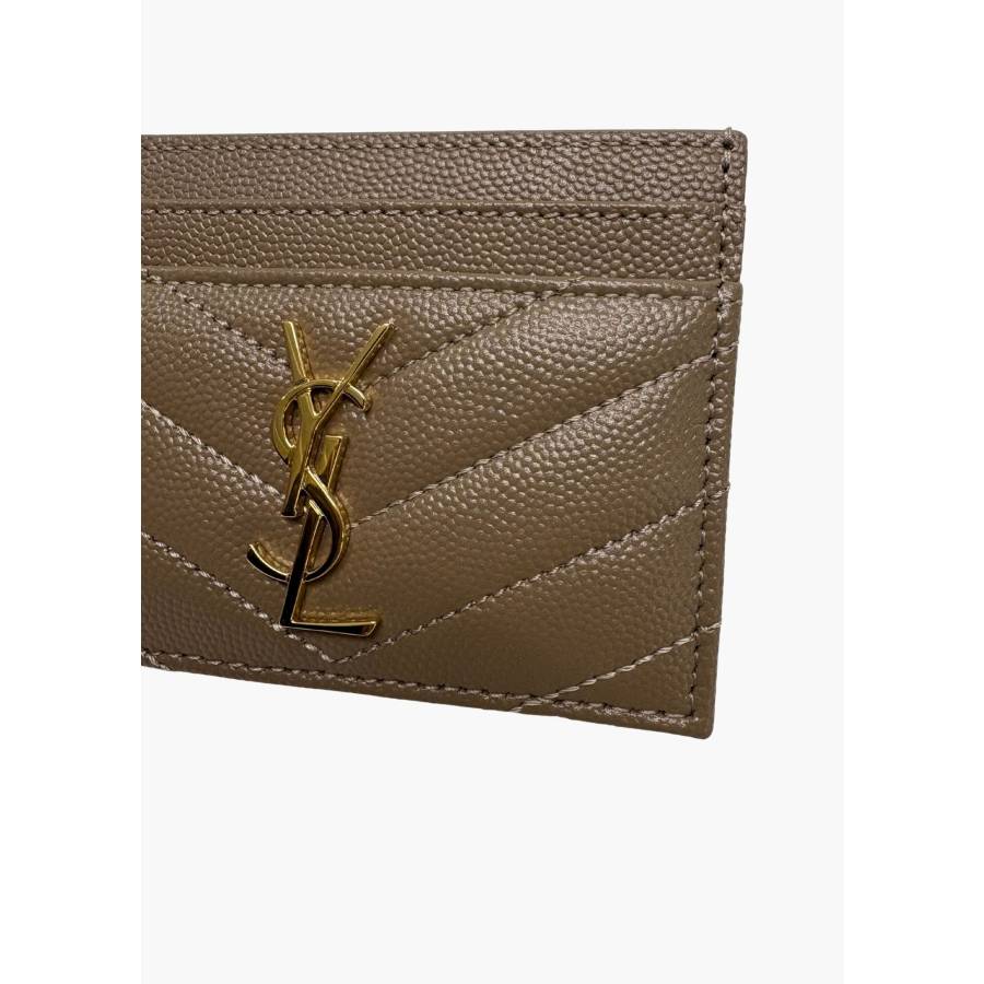 Porte carte en cuir beige avec bijouterie dorée