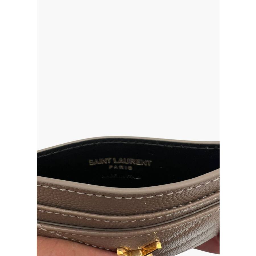 Porte carte en cuir beige avec bijouterie dorée