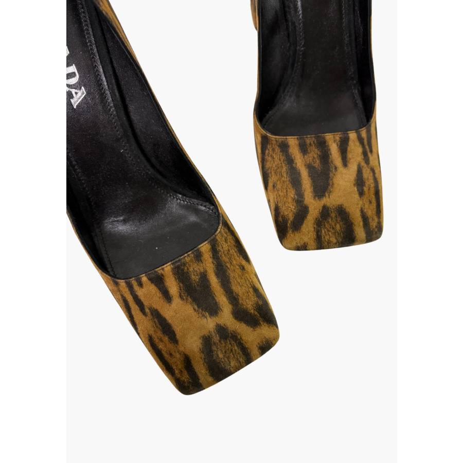 Wildleder-Pumps mit Leopardenmuster