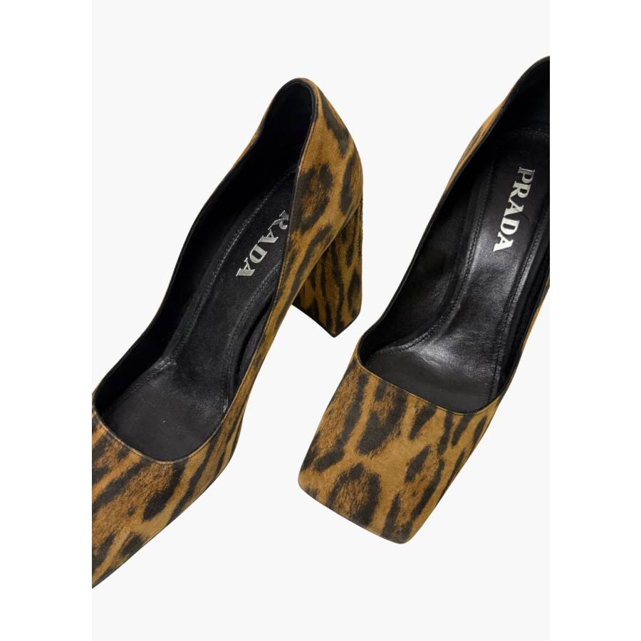 Wildleder-Pumps mit Leopardenmuster