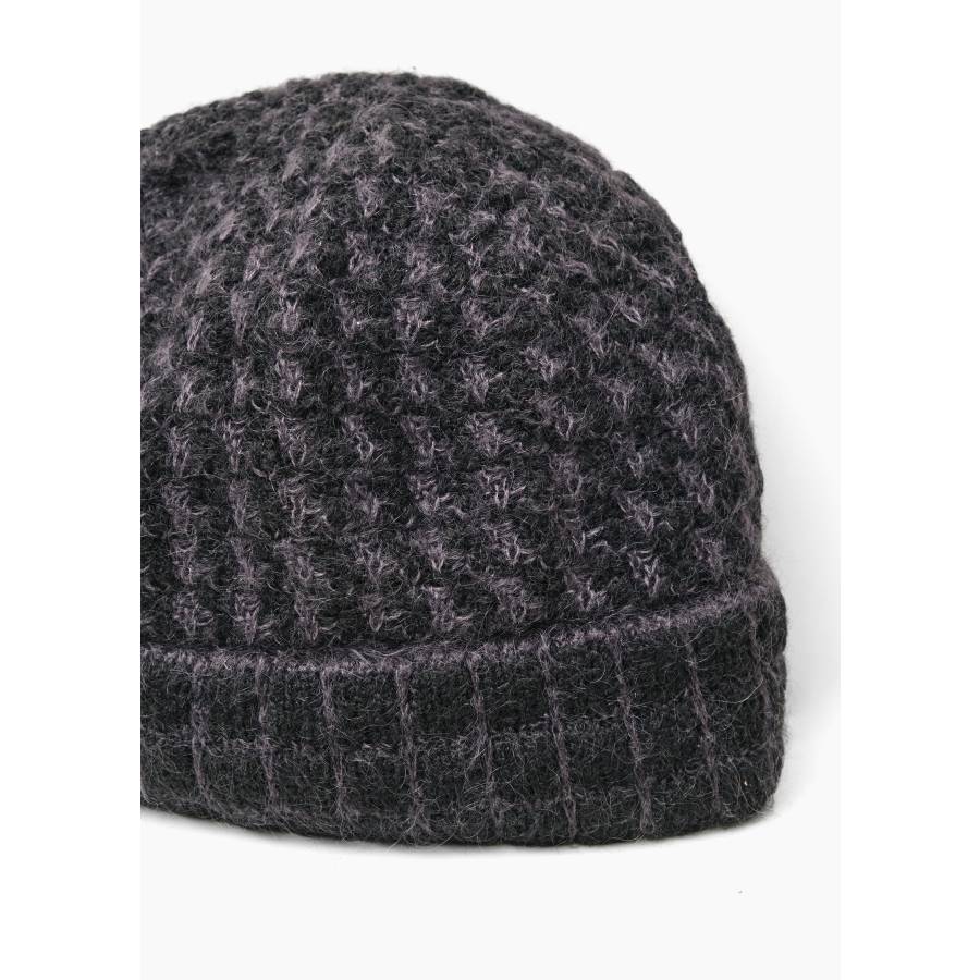 Bonnet gris en laine avec broche