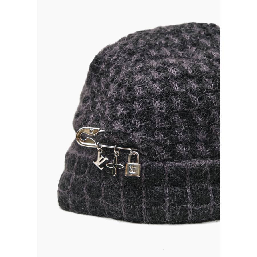 Bonnet gris en laine avec broche