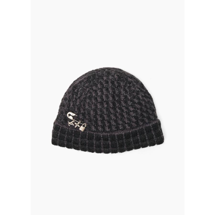 Bonnet gris en laine avec broche