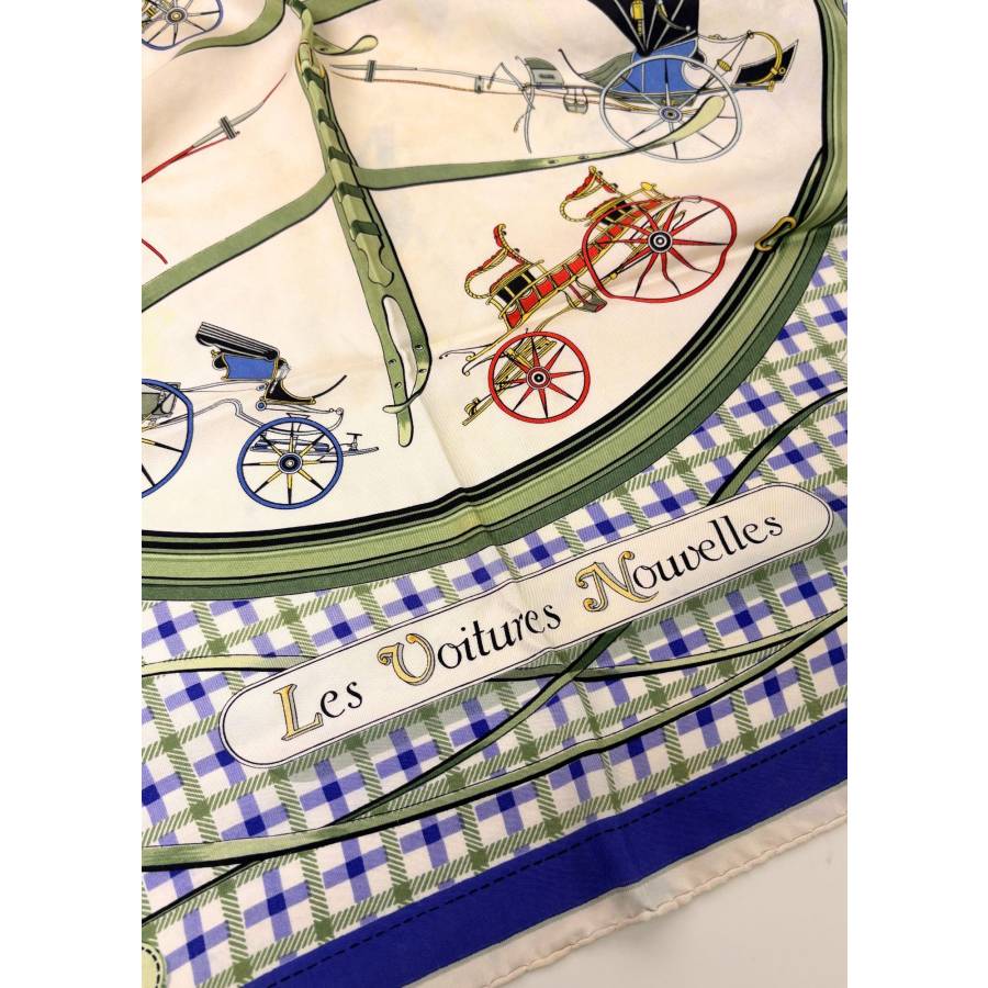 Carré 90 en soie blanc et bleu "Les voitures nouvelles"