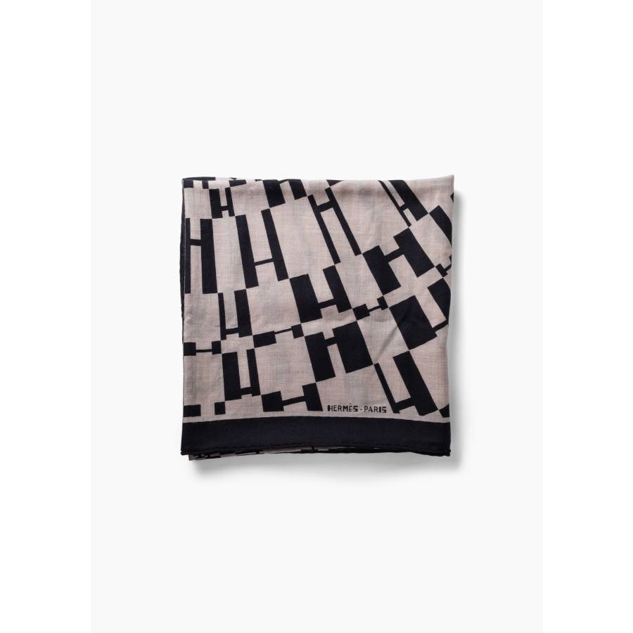 Châle 140 "OP’H" à motif géométrique noir et beige, en cachemire et soie.