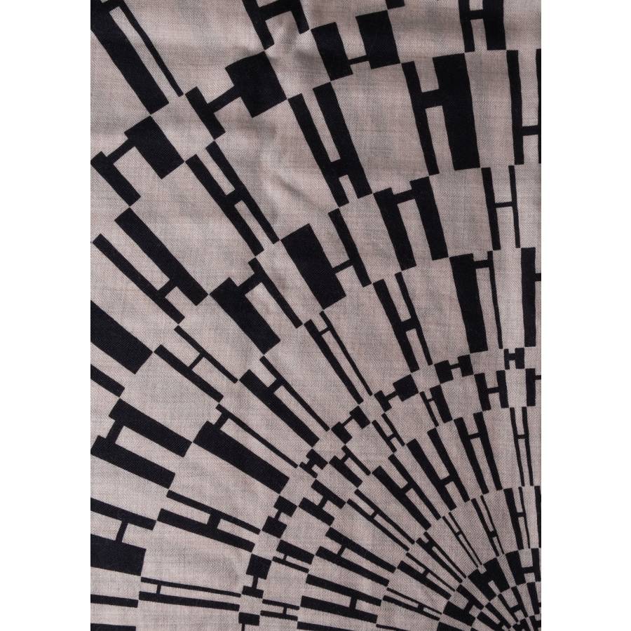 Châle 140 "OP’H" à motif géométrique noir et beige, en cachemire et soie.