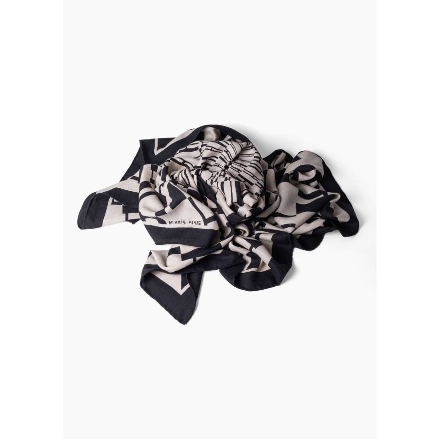 Châle 140 "OP’H" à motif géométrique noir et beige, en cachemire et soie.