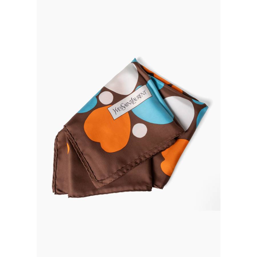 Carré vintage en soie avec un motif de cœurs et de cercles orange et bleus sur un fond marron.