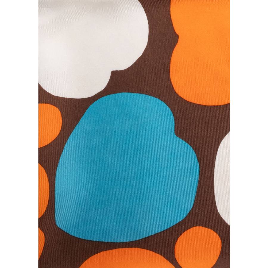 Carré vintage en soie avec un motif de cœurs et de cercles orange et bleus sur un fond marron.