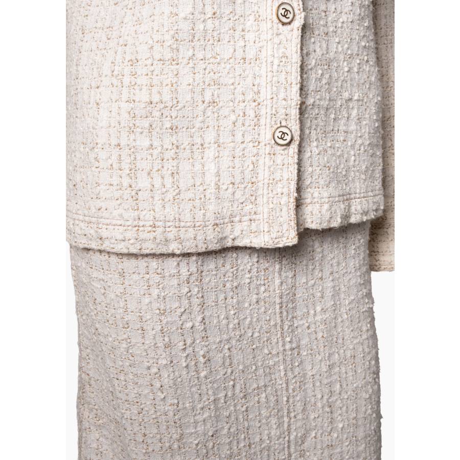 Ensemble écru avec boutons dorés