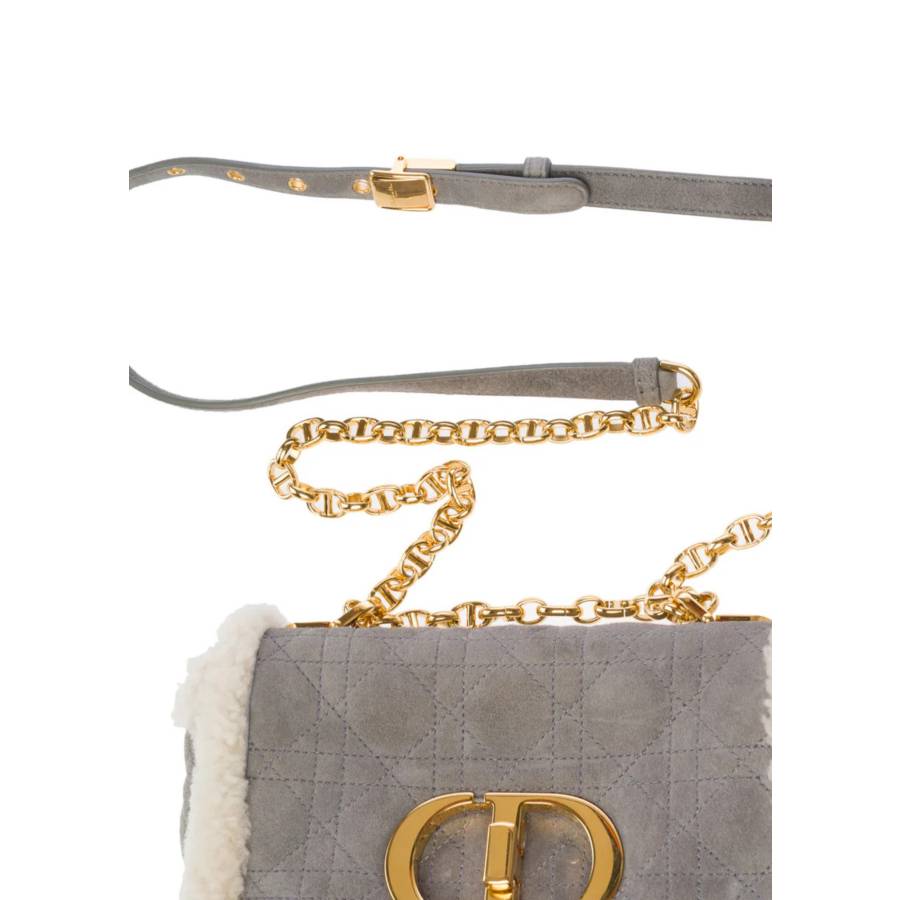 Caro-Tasche mit Überschlag aus Lammfell und grauem Wildleder