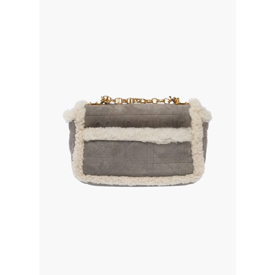 Caro-Tasche mit Überschlag aus Lammfell und grauem Wildleder