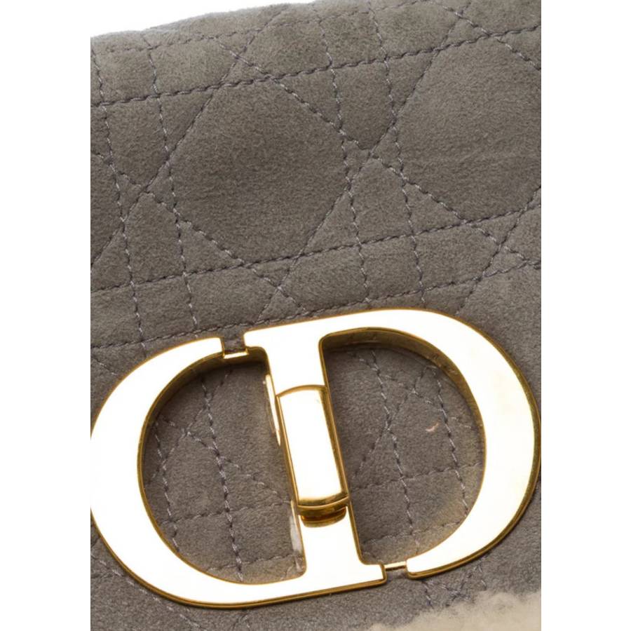 Caro-Tasche mit Überschlag aus Lammfell und grauem Wildleder