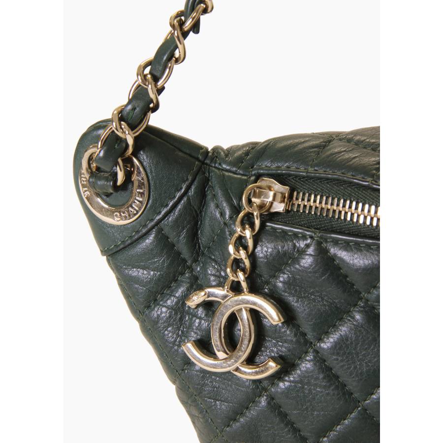 Dunkelgrüne gesteppte Leder-Gürteltasche