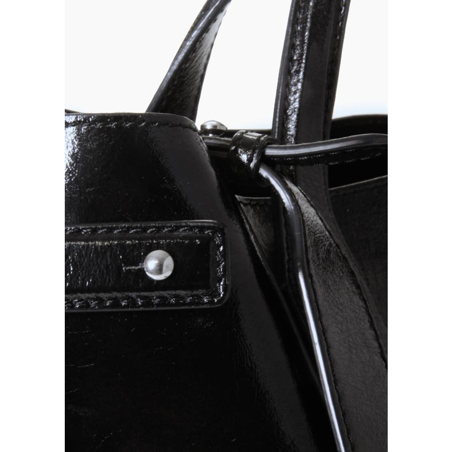 The Banner Tasche aus schwarzem Lackleder