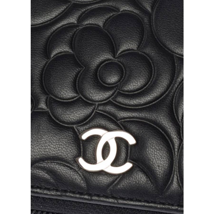 Portefeuille Camélia en cuir d’agneau noir embossé