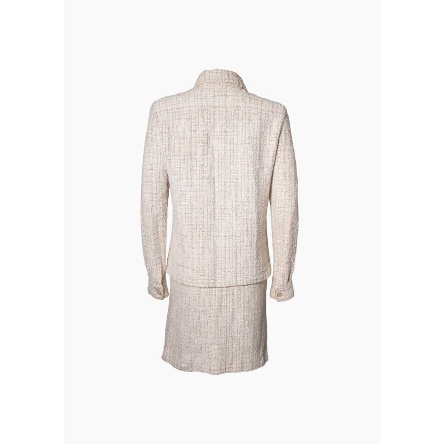 Ensemble écru avec boutons dorés