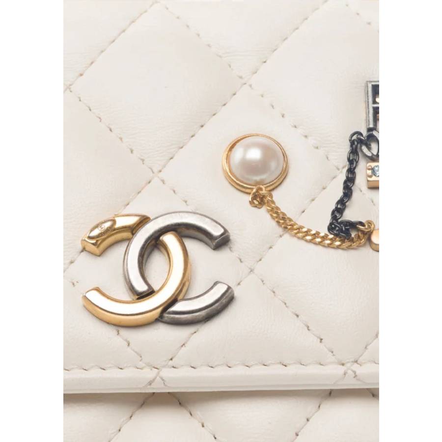 Timeless​ ​Crossbody​ ​Kollektion​ ​Cruise​ ​2022​ aus​ ​weißem​ ​Leder