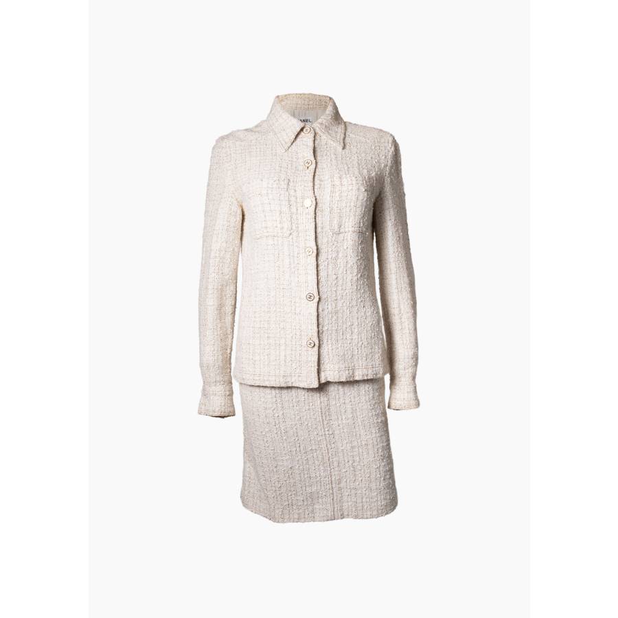 Ensemble écru avec boutons dorés