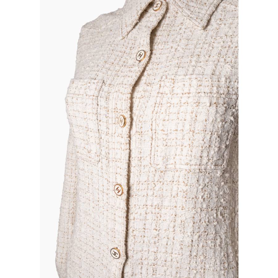 Ensemble écru avec boutons dorés