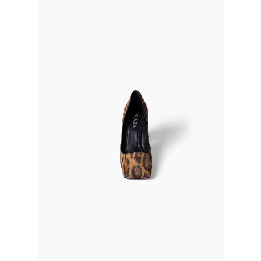 Wildleder-Pumps mit Leopardenmuster