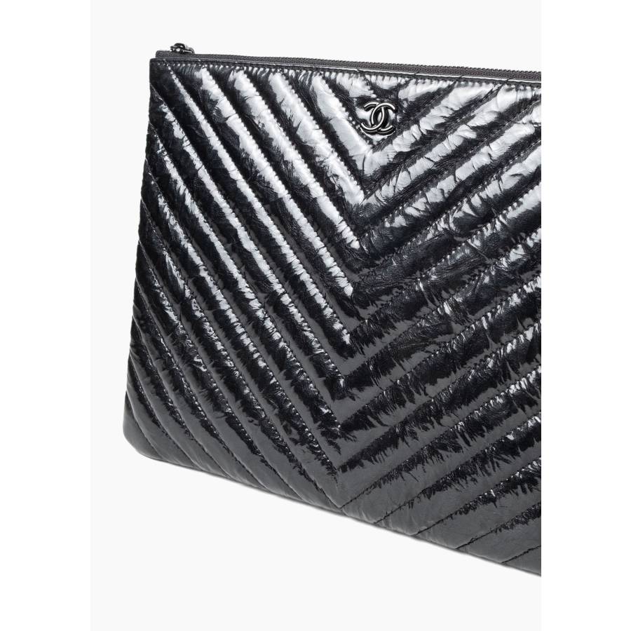 Pochette motif Chevron en cuir verni