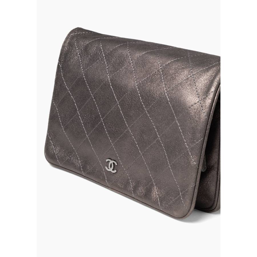 Wallet on Chain CC en cuir d'agneau métallisé et matelassé