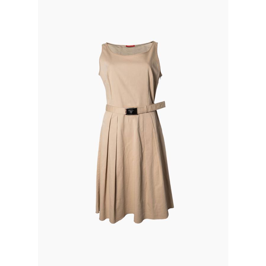 Sleeveless dress with a flared cut