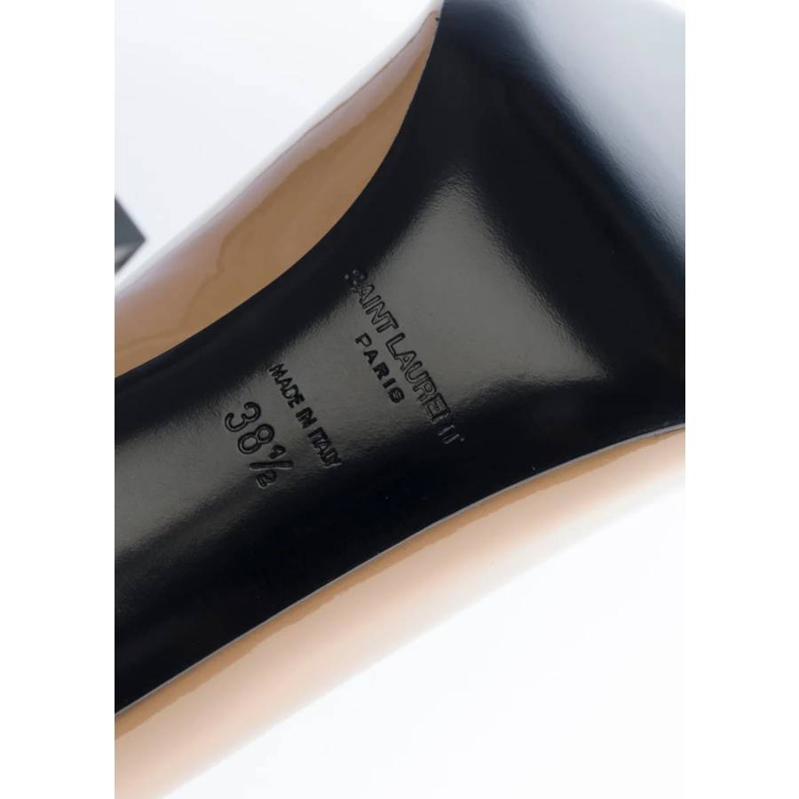 Beigefarbene Pumps aus Lackleder