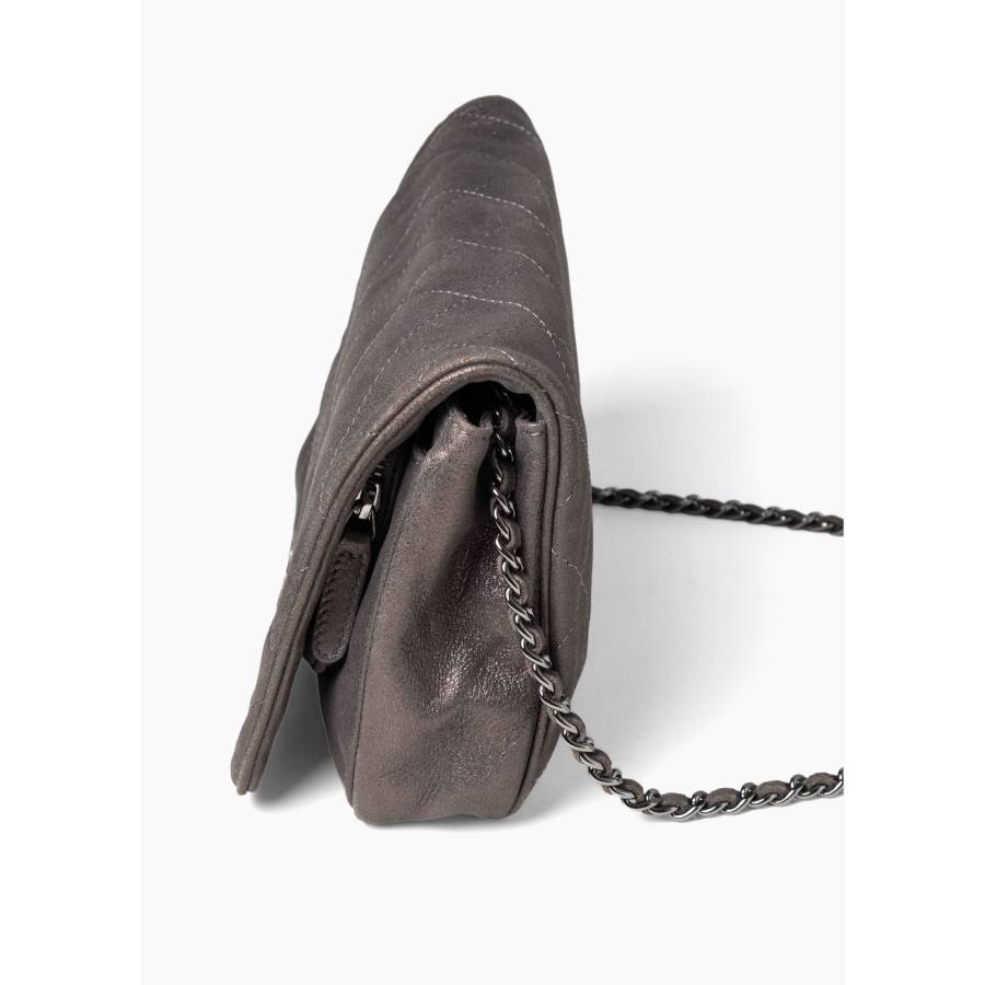 Wallet on Chain CC en cuir d'agneau métallisé et matelassé