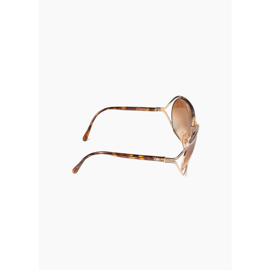 Vintage sunglasses with brown gradient tint